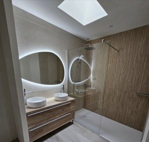 Rénovation de salle de bain avec rétroéclairage plafond et miroir - douche avec receveur extra plat XXL