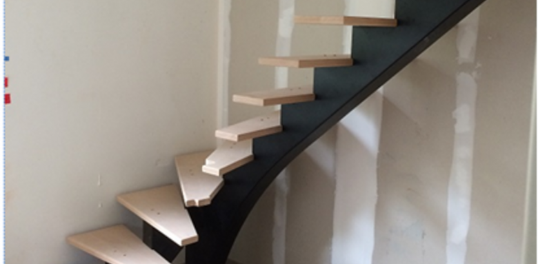 Escalier suspendu quart tournant à limon à l'anglaise, bois et métal - Nantes 44.