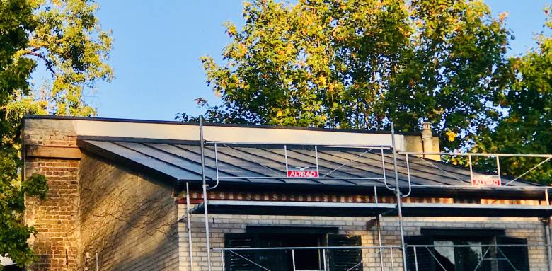 Suite à l'agrandissement d'une maison à Houdan pose d'une toiture en zinc