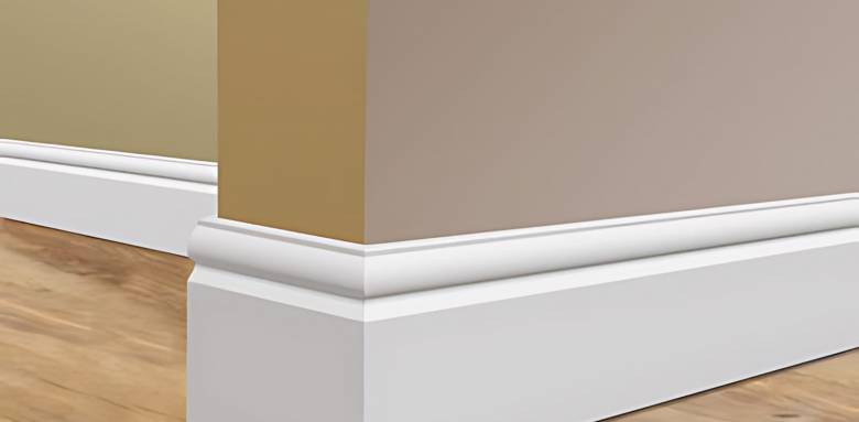 Plinthe blanche contraste mur et parquet