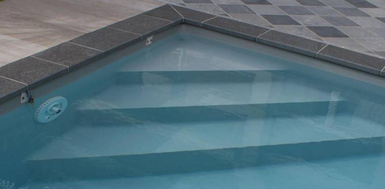Escalier d'angle de piscine