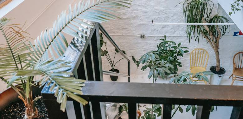 escalier avec garde-corps noir 