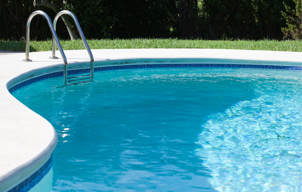 Piscine coque ou béton ? Quel choix faire en Isère ?