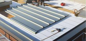 Extension avec toit plat en bac acier