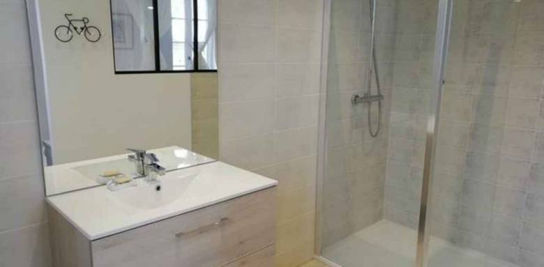 Aménagement d'une salle de bains moderne La Maison Des Travaux de Saint Germain en Laye