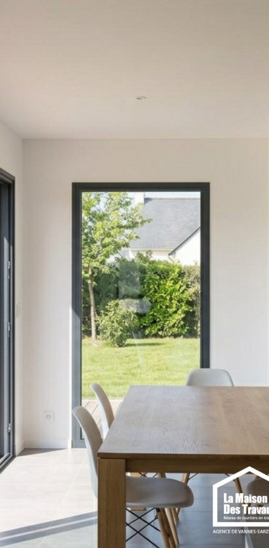 Intérieur lumineux d'une extension avec toit plat, montrant un plafond lisse et une vue dégagée sur le jardin.