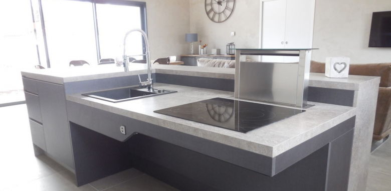Cuisine : plan de travail ajustable en hauteur