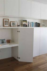 Aménagement coin bureau dans le salon, bureau intégré aux rangements muraux - Nantes 44