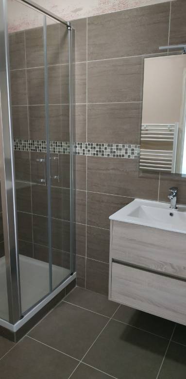 Revêtement mural de salle de bain en carrelage avec frise en mosaïque - Montauban 82