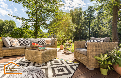 Terrasse avec meuble extérieur en rotin 