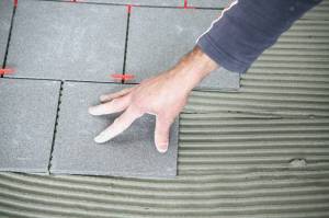 Rénover son sol avec du carrelage - La Maison Des Travaux Saint Germain en Laye