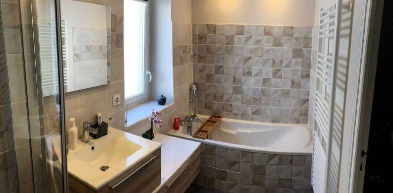 Salle de bains rénovée dans une maison ancienne - Bouc-Bel-Air (13)