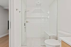 Solutions pour agrandir visuellement une salle de bain 