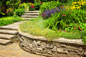 Comment aménager son jardin en pente ?
