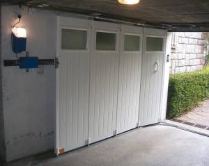 Porte de garage sectionnelle avec hublots décoratifs