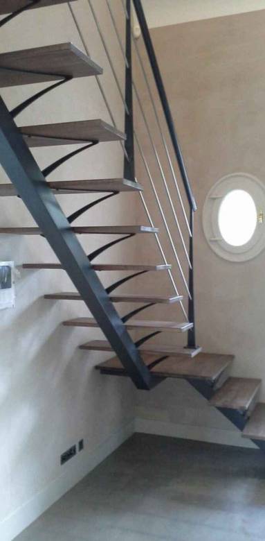 escalier suspendu bois au quart tournant arête acier et garde corps avec lices