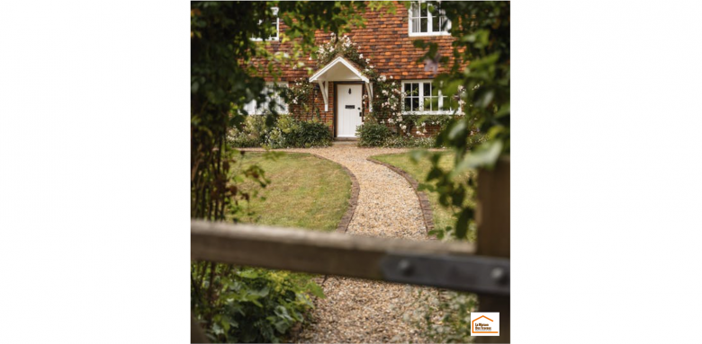 Une allée en gravier