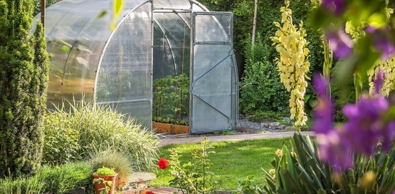 Jardin avec sa serre et au fleur couleur tendance 2023