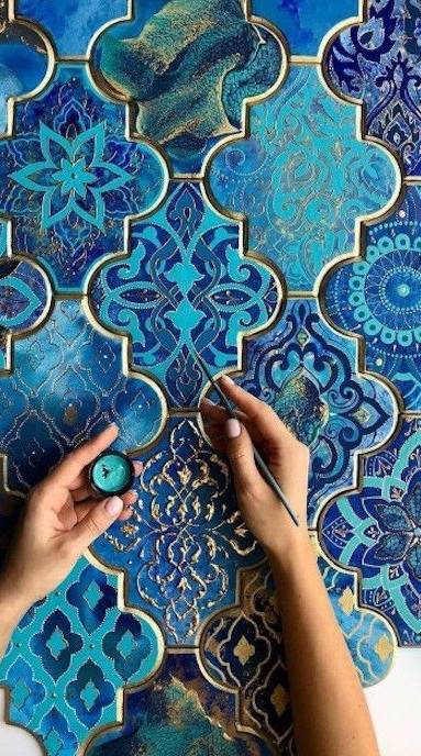 Zellige version pure marocaine avec ses formes et ses motifs