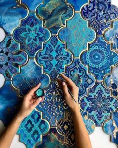 Zellige version pure marocaine avec ses formes et ses motifs