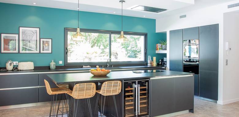 cuisine ouverte tons bleu et gris