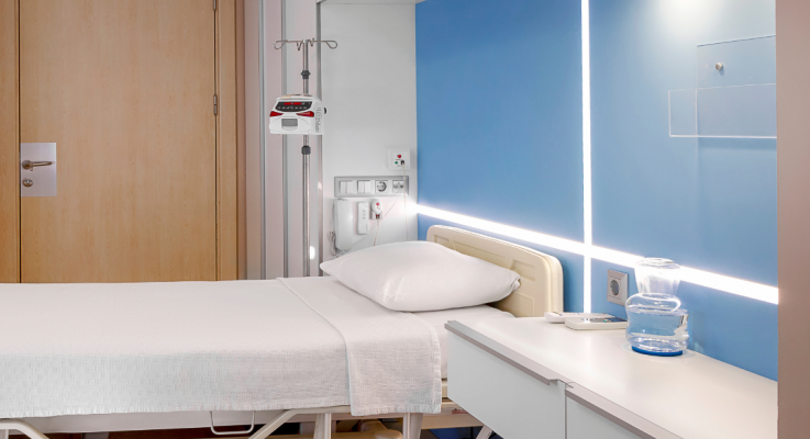 Réaménagement de chambres d'hôpital en conformité PMR : enjeux, normes et solutions techniques - Manche 