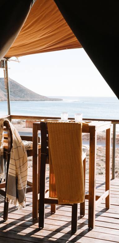 vue imprenable assis sur une terrasse en bois