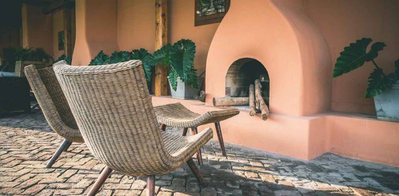 Un coin terrasse très cosy avec un sol en pierre