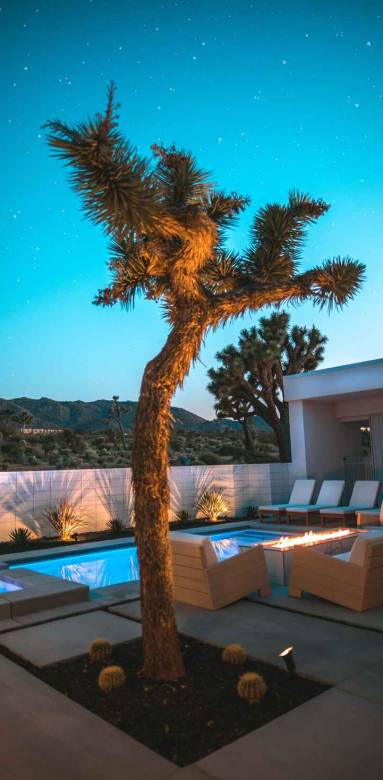 Un coin piscine de nuit 