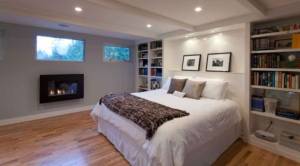 De belles fenêtres pour cette chambre en souplex