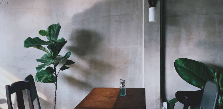 Coin repas face à un mur en tadelakt 