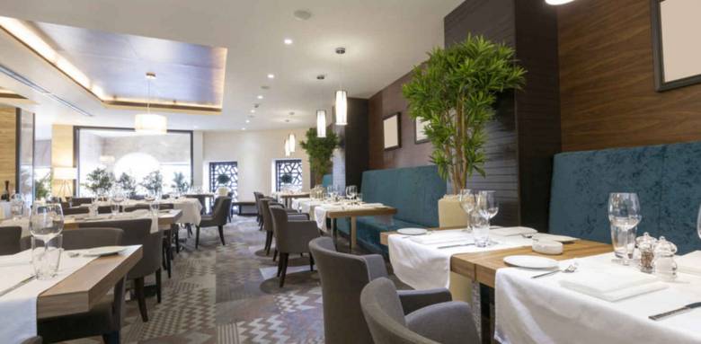 Rénover le plafond d'un restaurant à Trouville