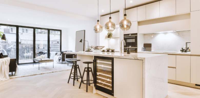 Cuisine ouverte avec îlot et bar