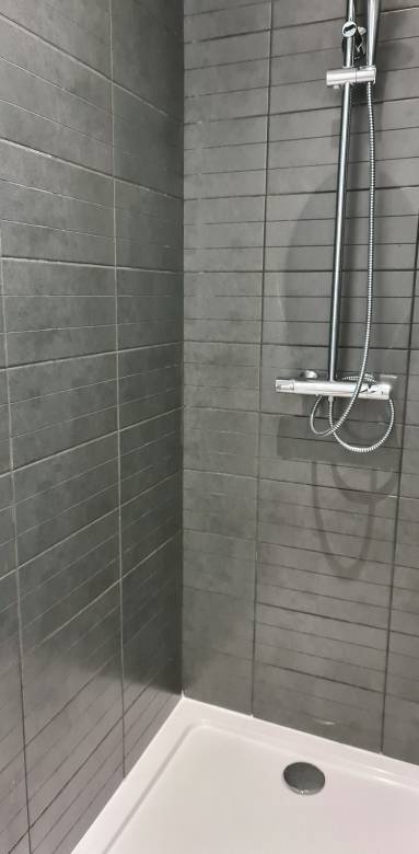 Intégration d'une douche à l'italienne avec receveur ultra plat en appartement