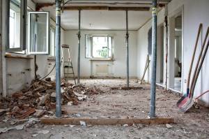 Les étapes de démolition d’une maison : conseils et processus à suivre