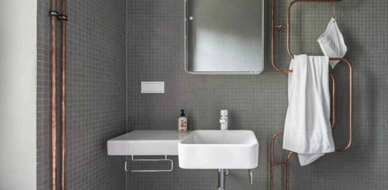salle de bain industriel, avec tuyaux en cuivre apparents