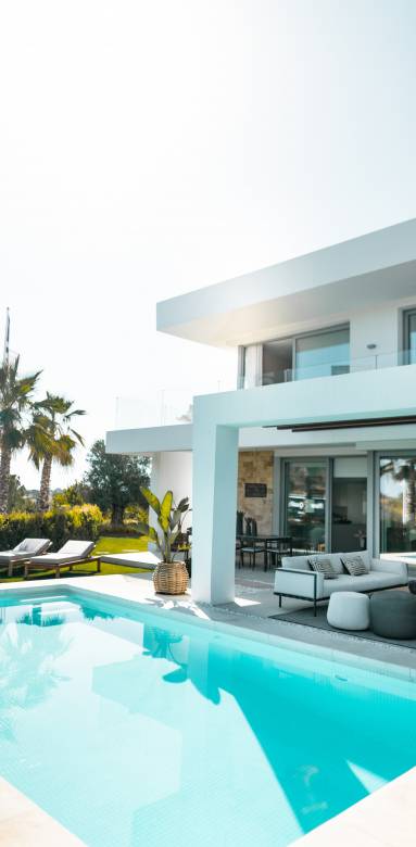 Une maison neuve avec une piscine haut de gamme 