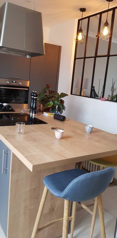 Îlot central et verrière d'atelier dans une petite cuisine à Bouc-Bel-Air (13)