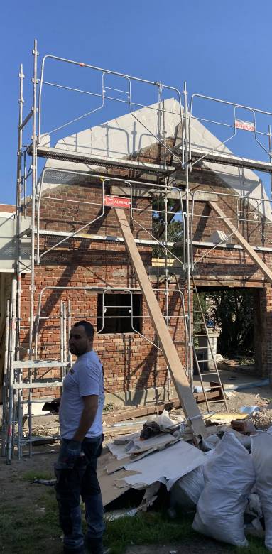 Echafaudage sur une construction pour la mise en place de la finition avec plaquettes briques 