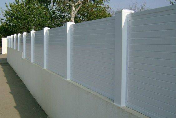 Installation d'une clôture en PVC à panneaux occultants sur muret maçonné - Nantes 44