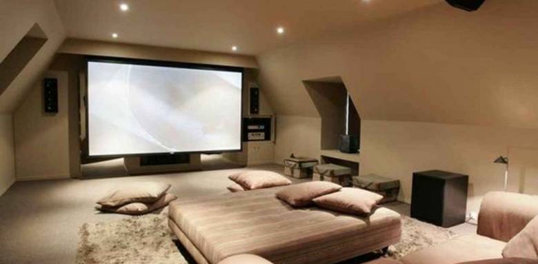 Salle de cinéma sous les combles