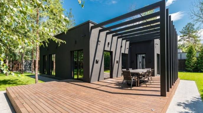 belle terrasse en teck autour d'une maison moderne