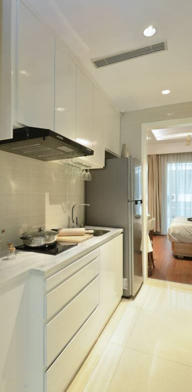 cuisine blanche a l'espace optimisé grace au courtier en travaux