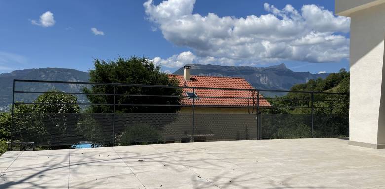 belle terrasse sur pilotis dans le Grésivaudan