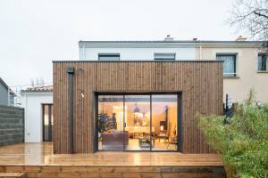 Extension en bois : pourquoi elle s’adapte si bien aux maisons existantes