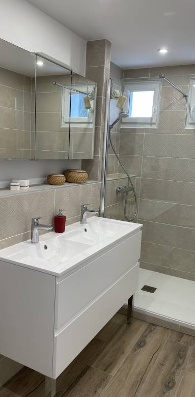 Une belle lumière naturelle grâce aux deux petites fenêtres