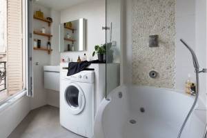 Petite baignoire avec douche micro appartement