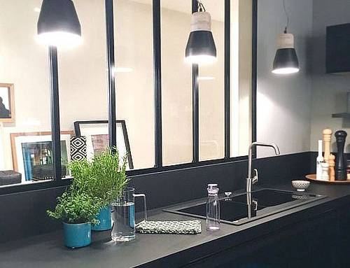 Verrière sur demi-cloison dans la cuisine - Hyères 83