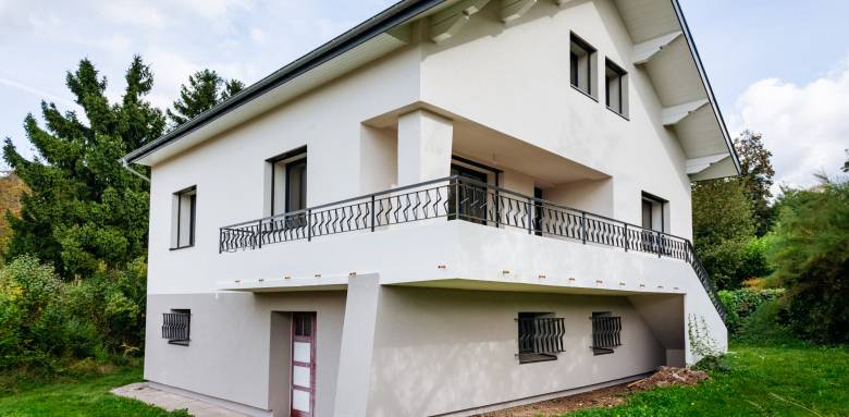 Un choix bicolore, blanc cassé et gris, pour sublimer cette maison, dans l'agglomération de Grenoble