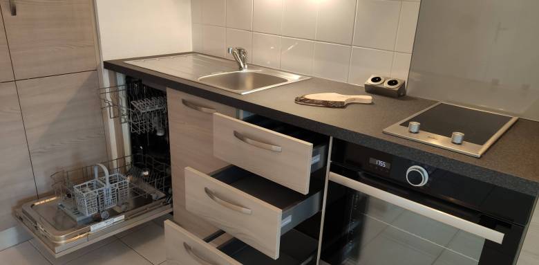 Mobilier de cuisine et électroménager adapté aux petits espaces - bouc-bel-air-13